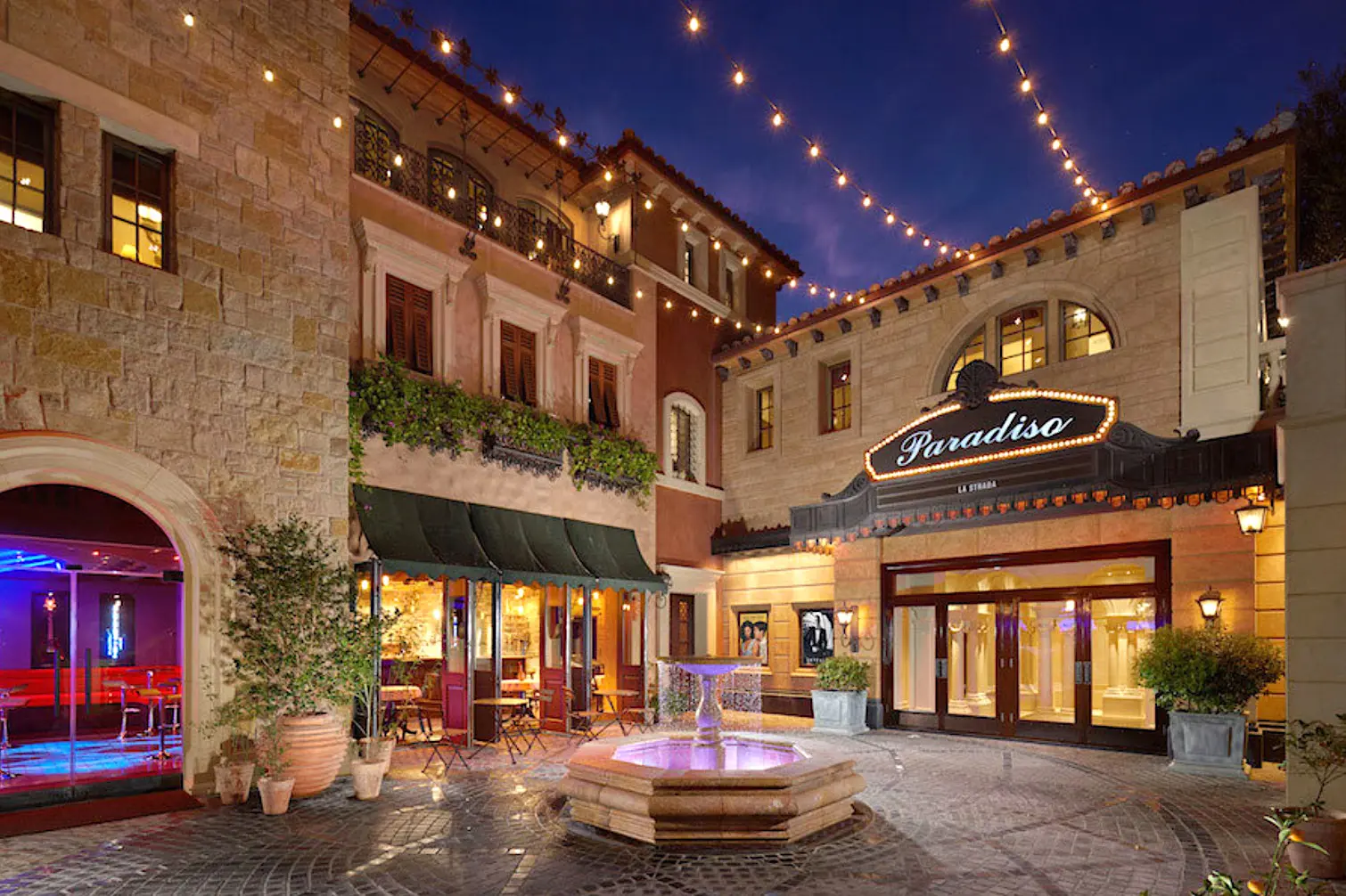 A fountain in the middle of an outdoor courtyard.